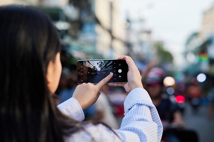 ​​Dạo phố cuối năm, hóa thân Food Reviewer cùng Samsung Galaxy A73 5G 8