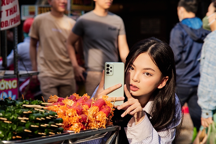 Dạo phố cuối năm, hóa thân Food Reviewer cùng Samsung Galaxy A73 5G
