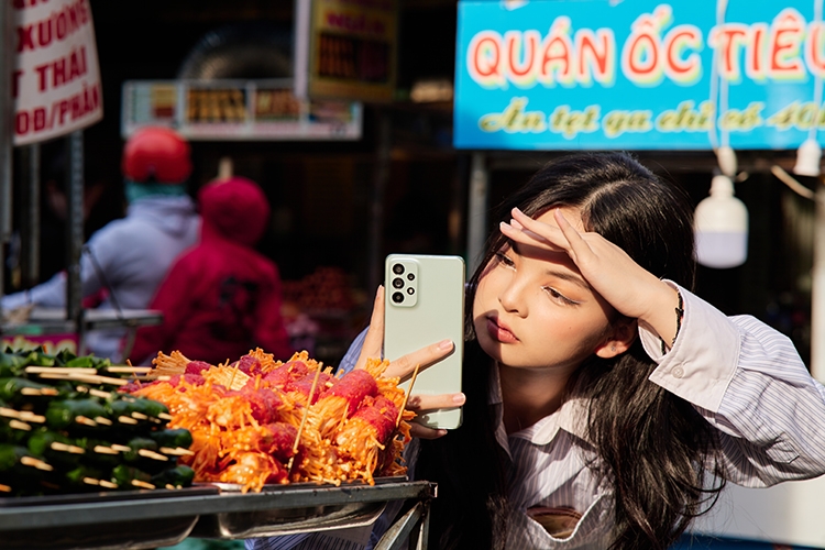 Dạo phố cuối năm, hóa thân Food Reviewer cùng Samsung Galaxy A73 5G 09