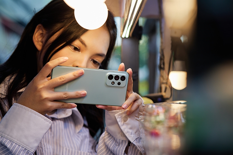 Dạo phố cuối năm, hóa thân Food Reviewer cùng Samsung Galaxy A73 5G 093