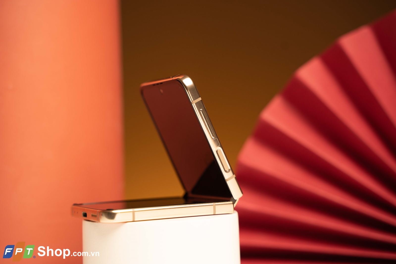 Mở hộp Samsung Galaxy Z Flip4 Bespoke Edition: Nổi bật và sang trọng trong Tết 2023!