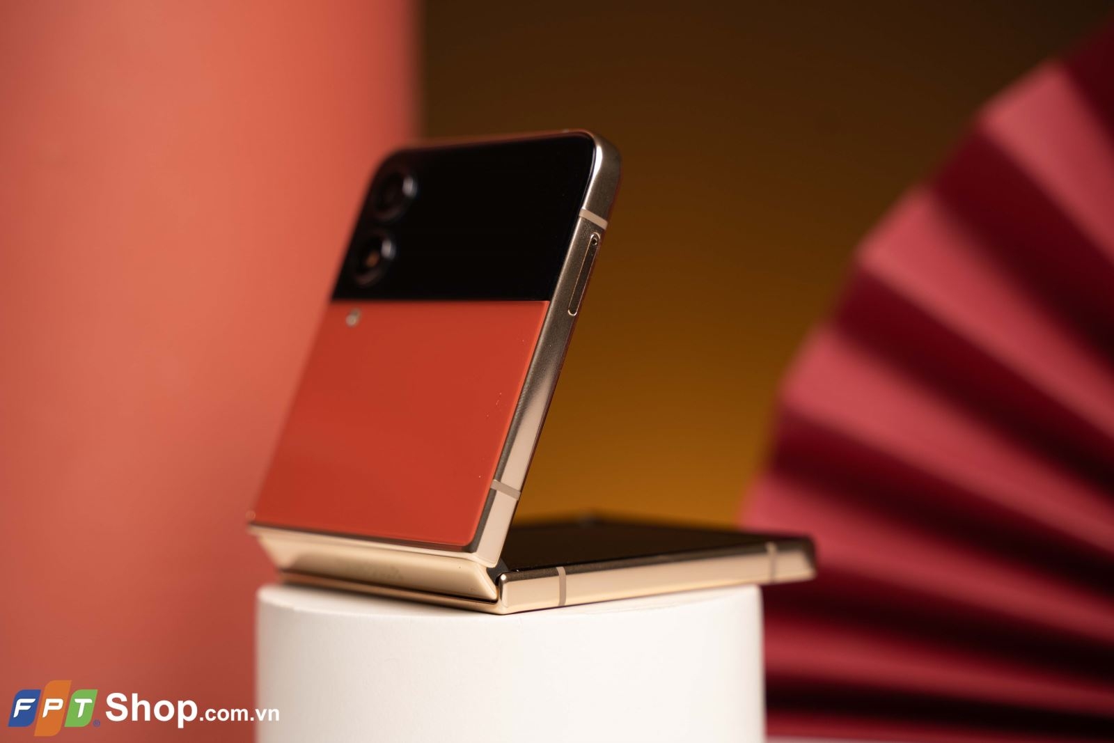 Mở hộp Samsung Galaxy Z Flip4 Bespoke Edition: Nổi bật và sang trọng trong Tết 2023!