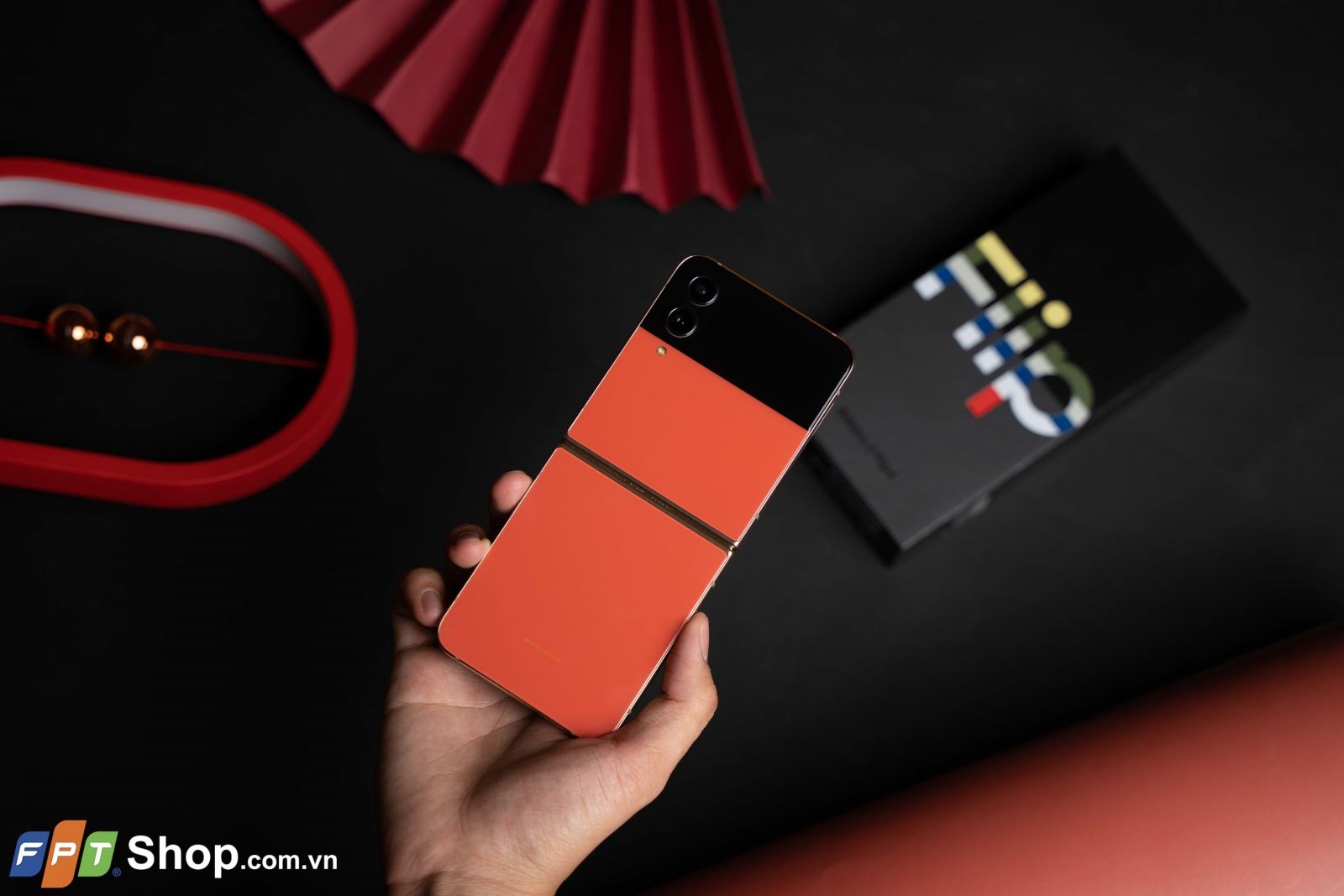 Mở hộp Samsung Galaxy Z Flip4 Bespoke Edition: Nổi bật và sang trọng trong Tết 2023!