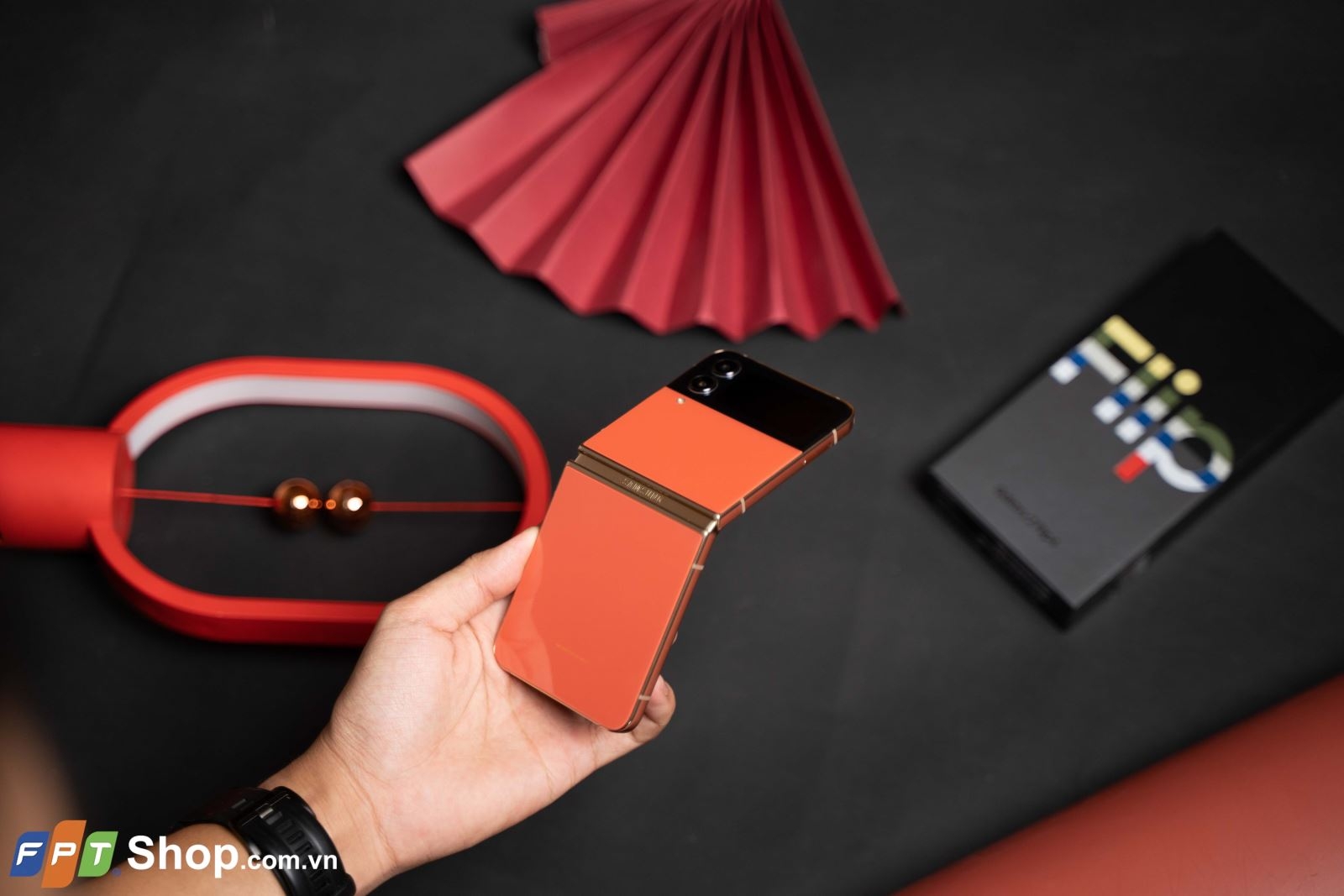 Mở hộp Samsung Galaxy Z Flip4 Bespoke Edition: Nổi bật và sang trọng trong Tết 2023!