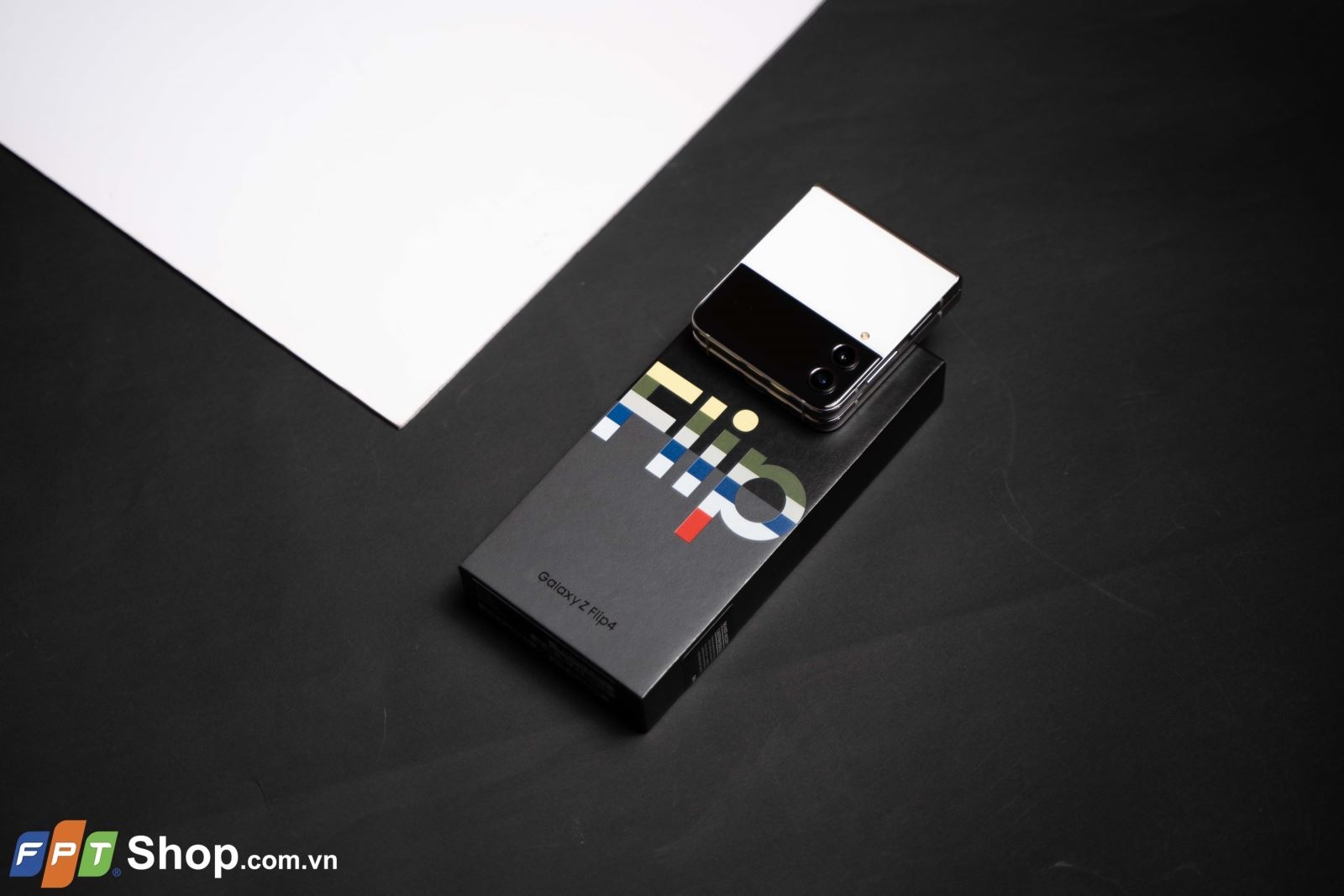 Mở hộp Samsung Galaxy Z Flip4 Bespoke Edition: Nổi bật và sang trọng trong Tết 2023!