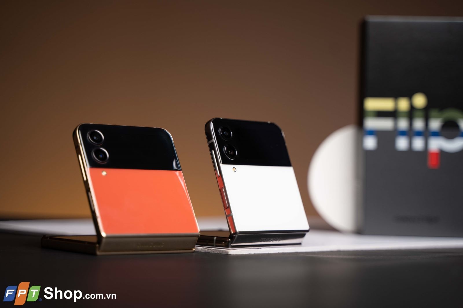 Mở hộp Samsung Galaxy Z Flip4 Bespoke Edition: Nổi bật và sang trọng trong Tết 2023!