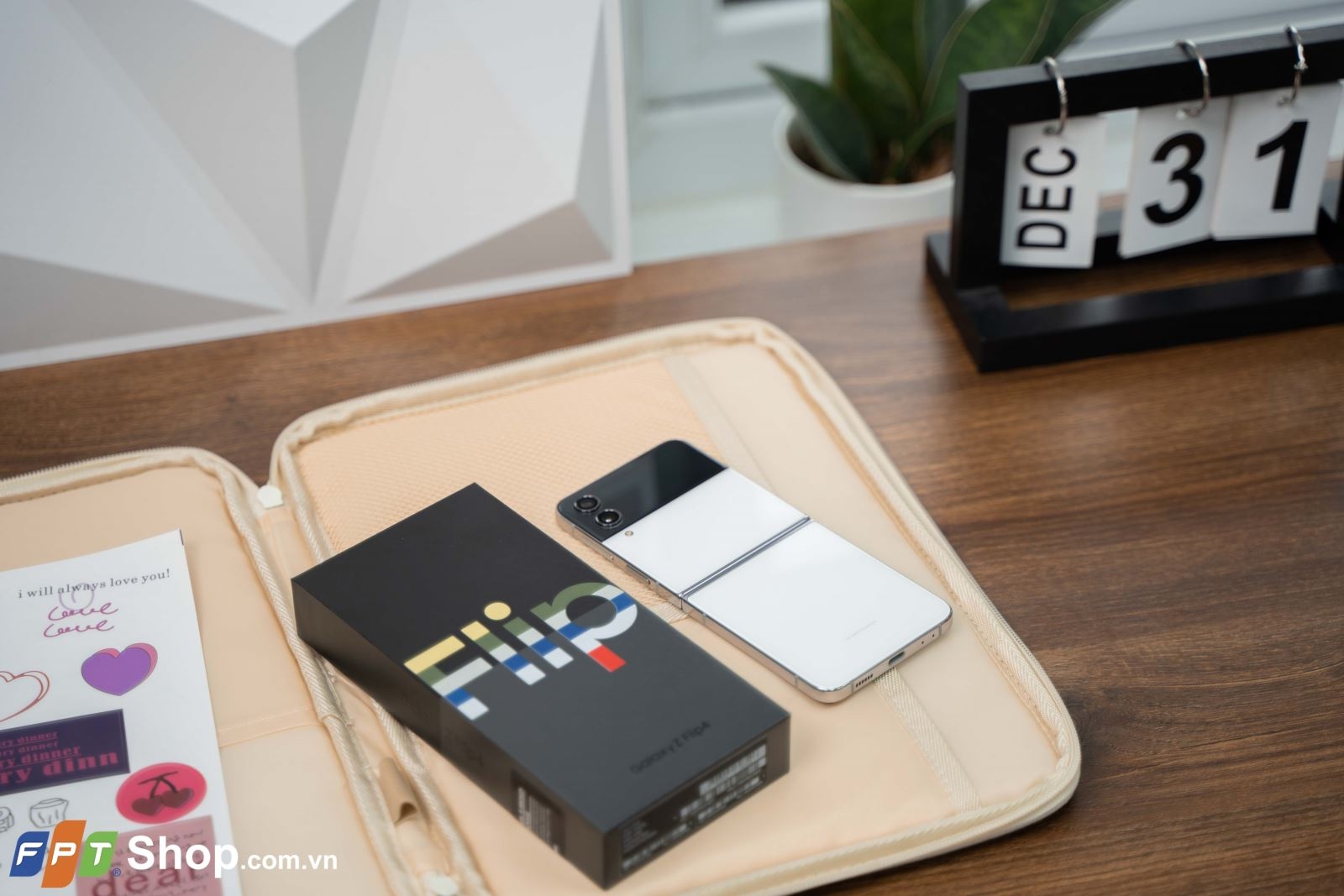 Mở hộp Samsung Galaxy Z Flip4 Bespoke Edition: Nổi bật và sang trọng trong Tết 2023!