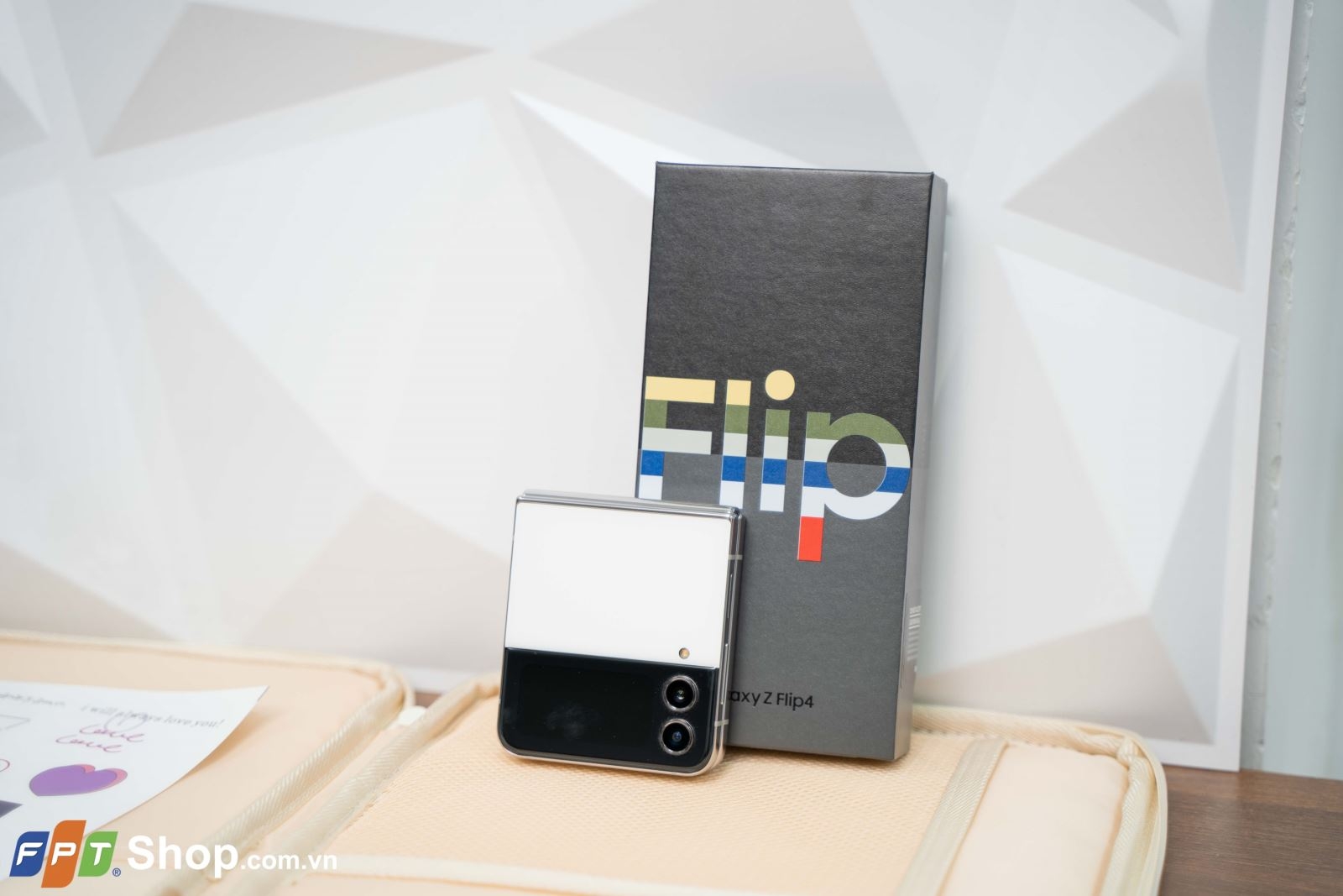 Mở hộp Samsung Galaxy Z Flip4 Bespoke Edition: Nổi bật và sang trọng trong Tết 2023!