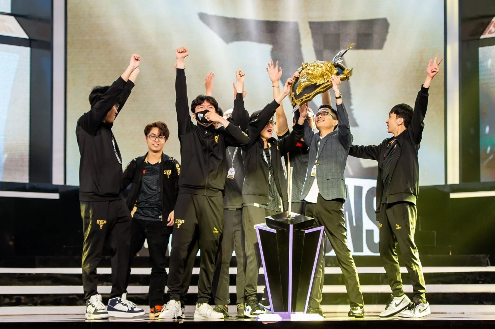 Số tiền kiếm được của các đội trong năm 2022 3