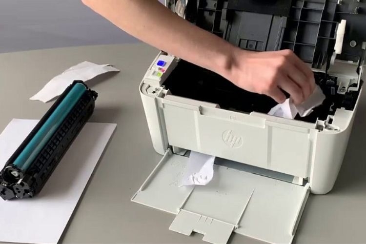 Máy in không nhận lệnh do kẹt giấy