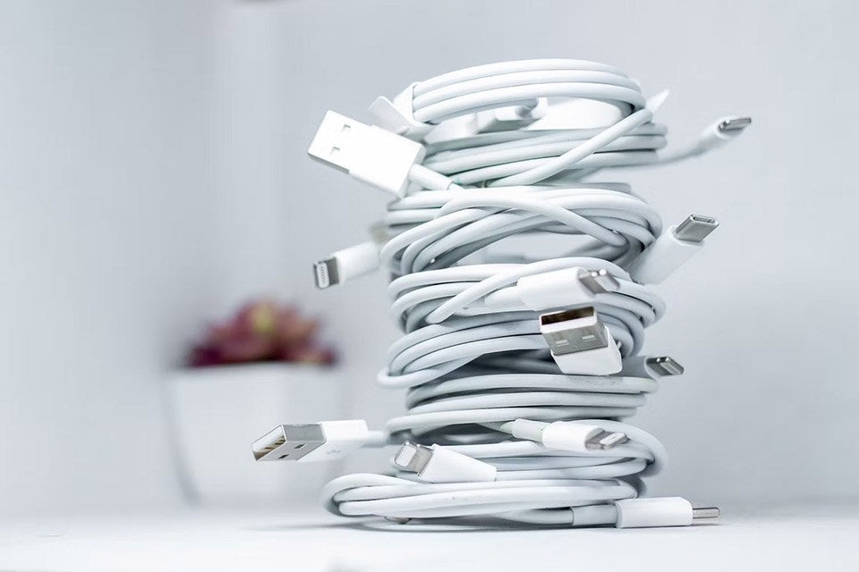 EU buộc Apple bỏ cổng kết nối Lightning