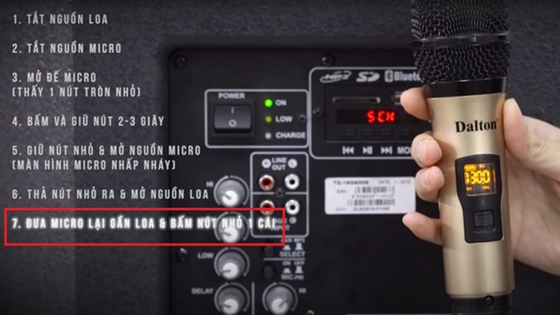 Đưa micro lại gần loa bluetooth