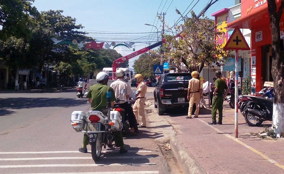 Cảnh sát giao thông làm việc ngày Tết - Ảnh 04