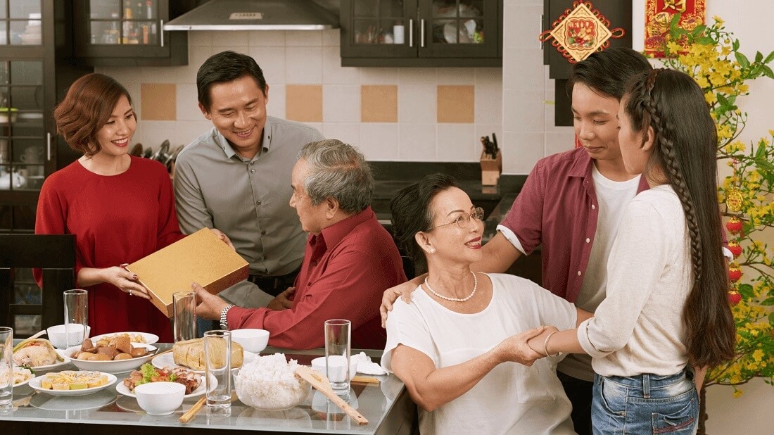 Tết nên tặng gì cho ba mẹ? Tham khảo ngay top 5 món quà ý nghĩa này