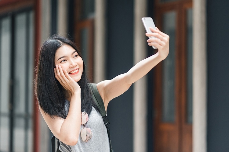 chụp cam thường iPhone bị lệch mặt