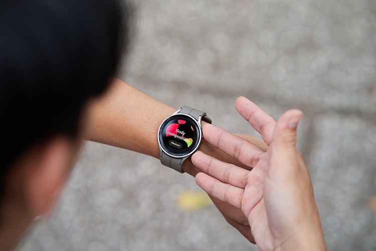 "Hé lộ bộ quà Tết “hay" nói thay lời chúc sức khỏe: Combo Galaxy Watch5 và Galaxy Buds2 Pro 099