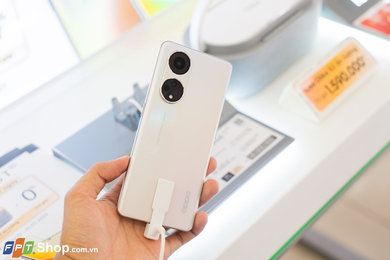 Hình ảnh điện thoại OPPO chuẩn flagship đã có mặt tại cửa hàng FPT Shop. Đến trải nghiệm ngay!