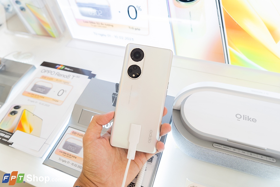 Hình ảnh điện thoại OPPO chuẩn flagship đã có mặt tại cửa hàng FPT Shop. Đến trải nghiệm ngay!