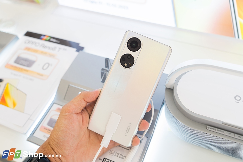Hình ảnh điện thoại OPPO chuẩn flagship đã có mặt tại cửa hàng FPT Shop. Đến trải nghiệm ngay!