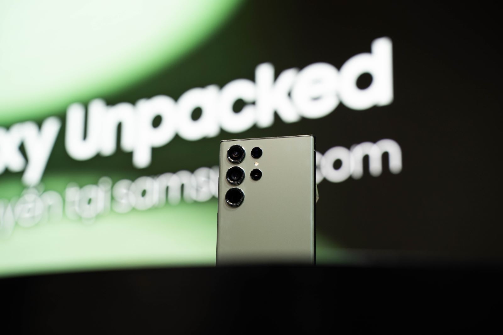 Trên tay Samsung Galaxy S23 Ultra: Camera siêu phân giải 200MP, hiệu năng Snapdragon 8 Gen 2 cực khủng