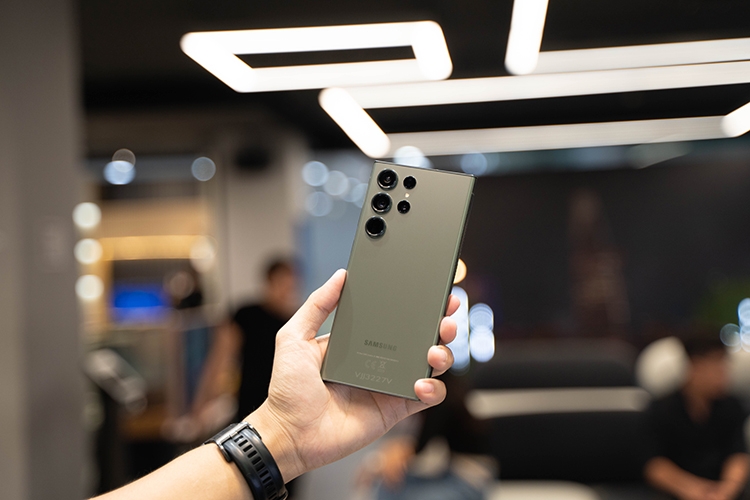 Trên tay Samsung Galaxy S23 Ultra: Camera siêu phân giải 200MP, hiệu năng Snapdragon 8 Gen 2 cực khủng