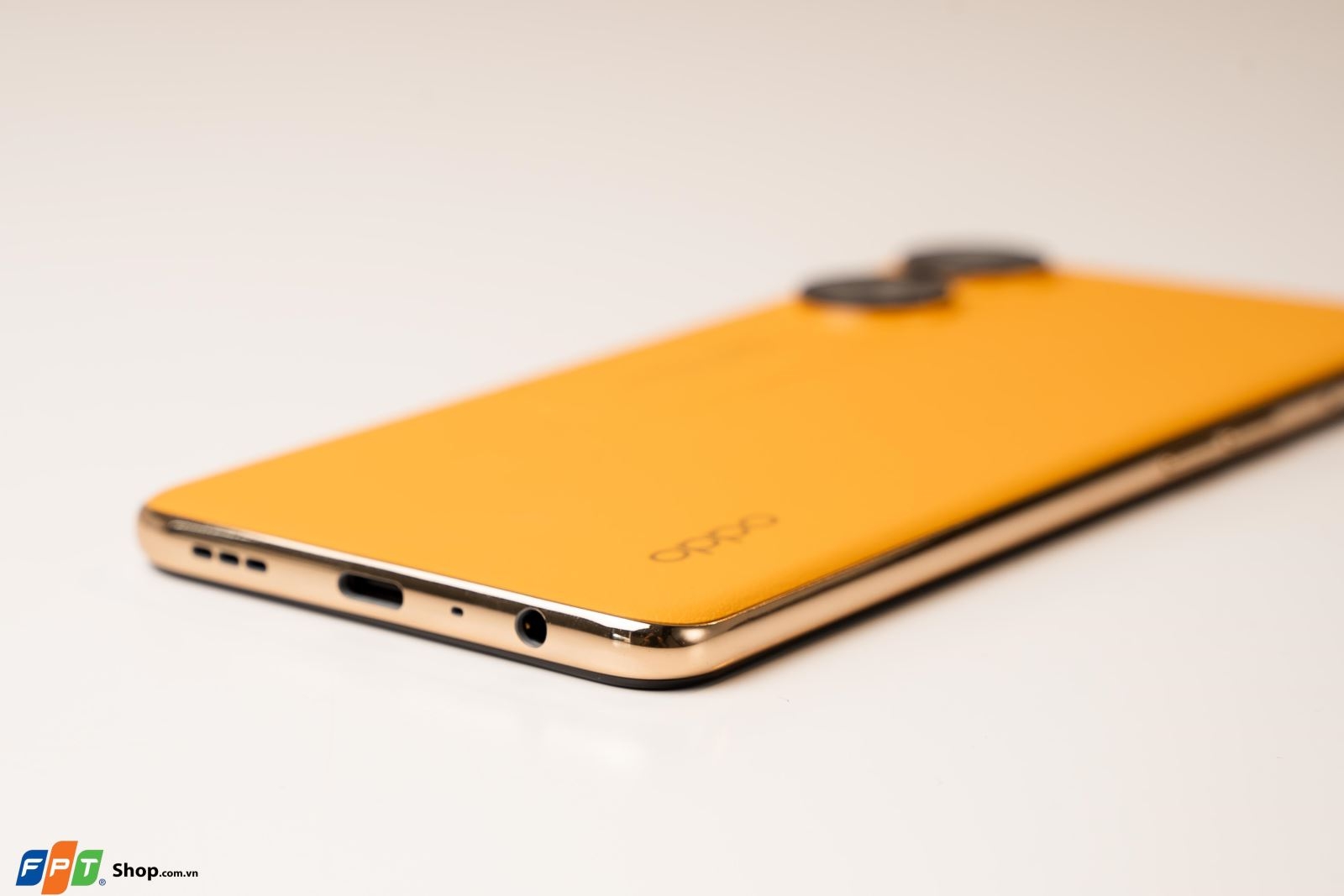 Trên tay OPPO Reno8 T: Camera sắc nét 100MP, thiết kế da sợi thủy tinh độc đáo