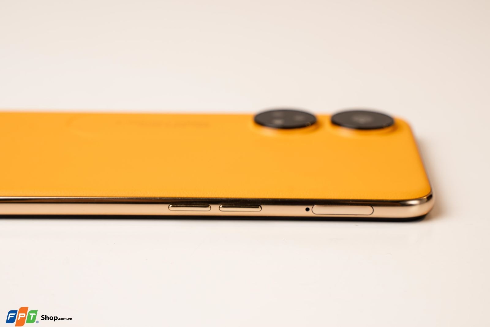 Trên tay OPPO Reno8 T: Camera sắc nét 100MP, thiết kế da sợi thủy tinh độc đáo