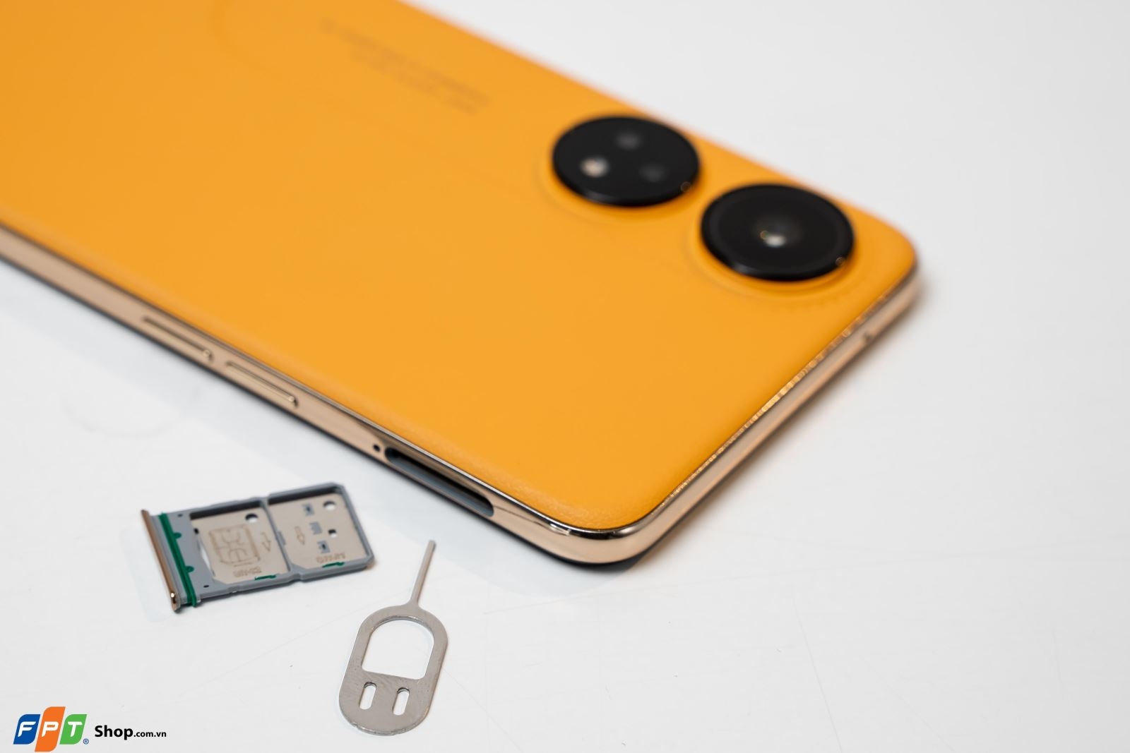 Trên tay OPPO Reno8 T: Camera sắc nét 100MP, thiết kế da sợi thủy tinh độc đáo