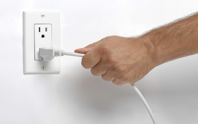 Rút hoàn toàn nguồn điện kiểm tra màn hình tivi bị giật