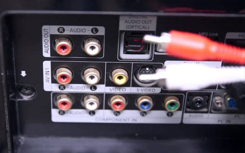 Kiểm tra các cổng kết nối ngoại vi khắc phục màn hình bị giật