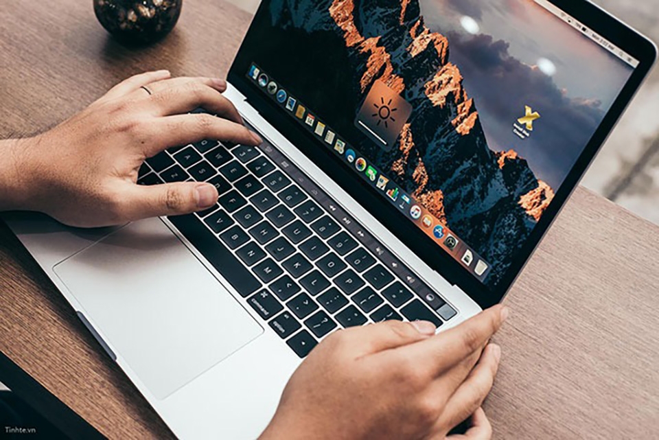 MacBook cảm ứng