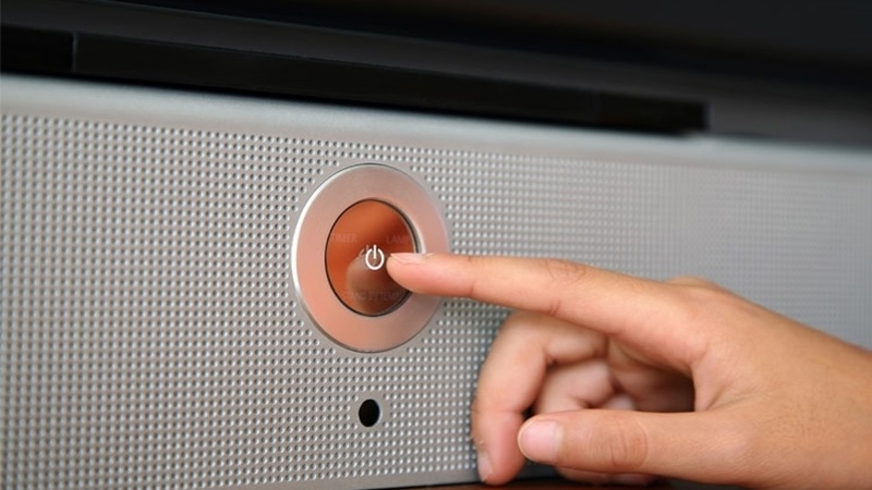 Tắt nguồn tivi một vài phút rồi bật lại