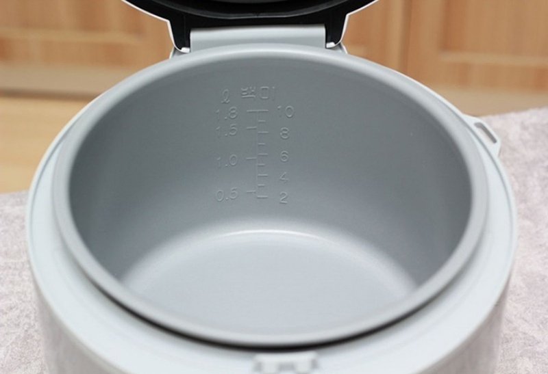 Nồi cơm điện không bật nấc do xoong móp