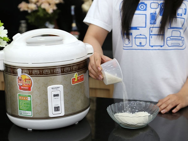 Sử dụng cốc đong gạo để căn nước tốt hơn