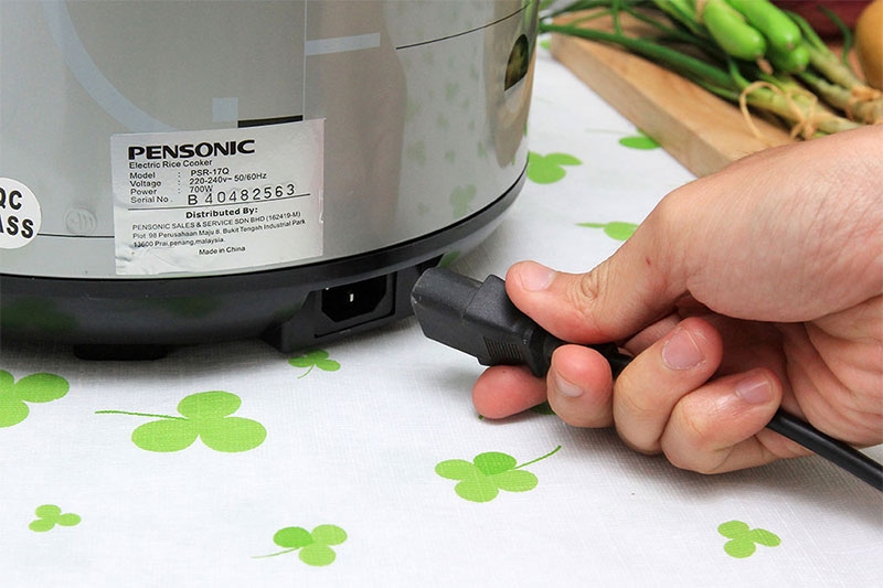 Nồi cơm điện nấu cơm bị sống do nguồn điện