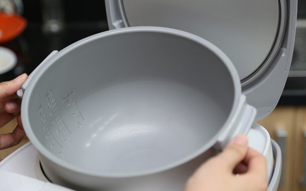 Nồi cơm điện nấu cơm bị sống do xoong móp