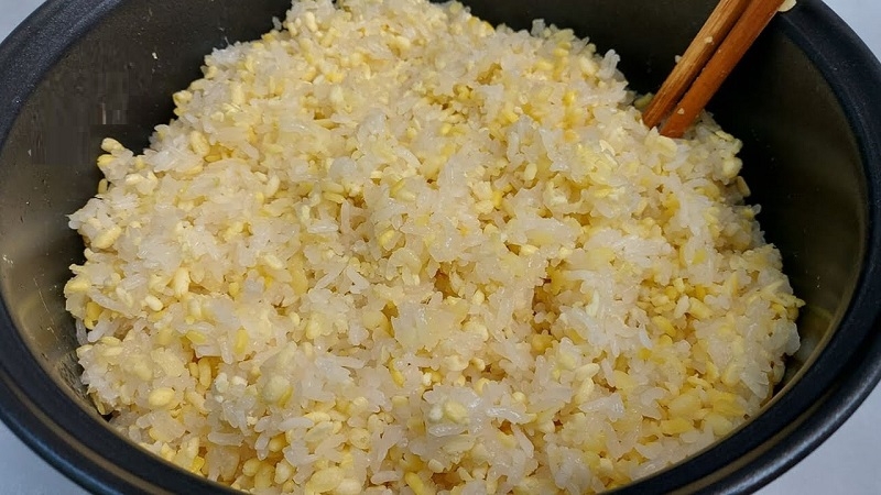 Đảo nhẹ để nếp và đậu xanh chín đều