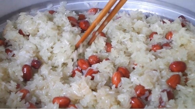 Trộn đều để xôi chín đều