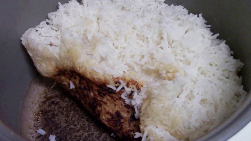 Cơm bị khê và tạo thành cháy dưới đáy nồi