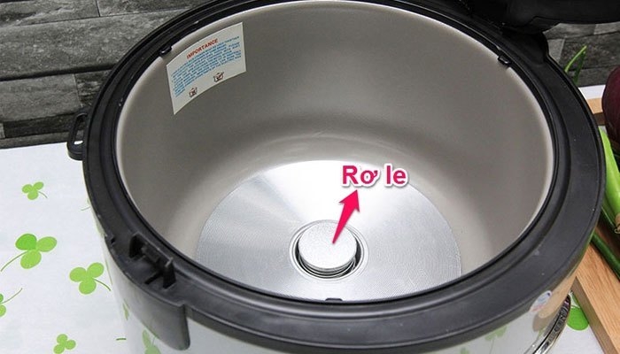 Rơ le nồi cơm điện hỏng khiến cơm khét