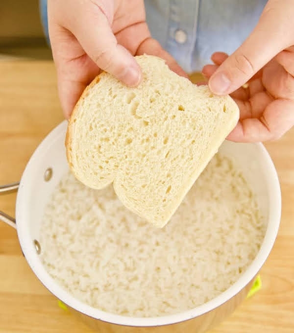 Dùng bánh mì chữa cơm khê siêu nhanh