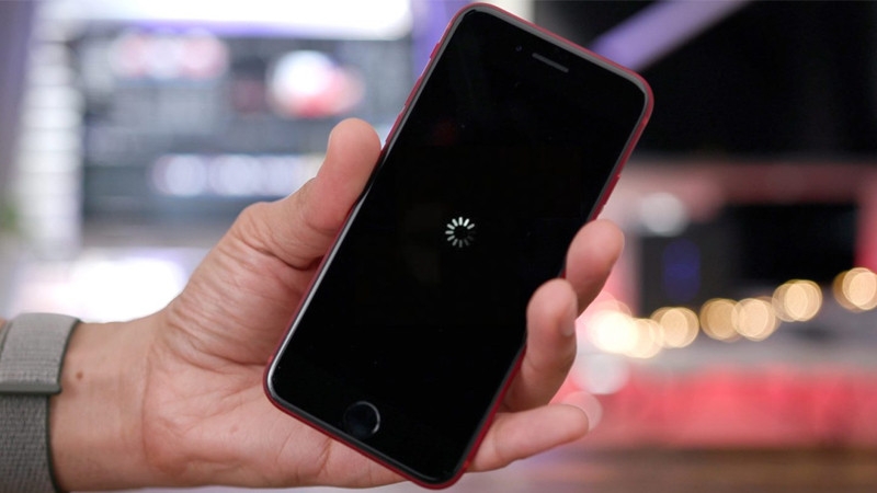 iPhone bị màn hình đen xoay vòng