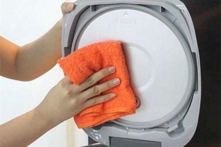 Lau sạch vỏ ngoài nồi cơm điện