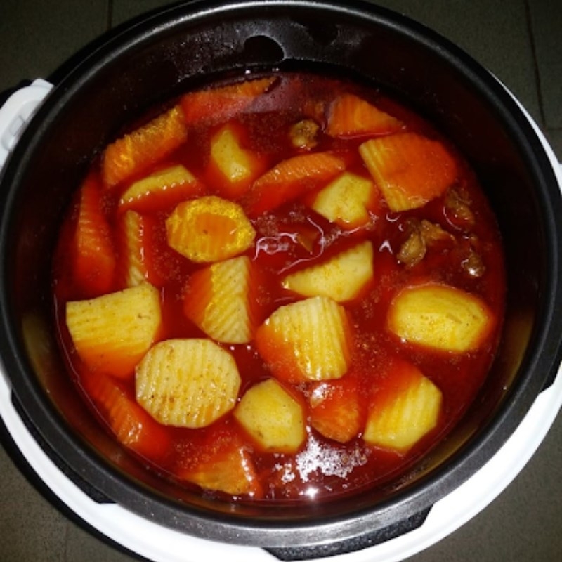 Cho khoai tây vào ninh mềm