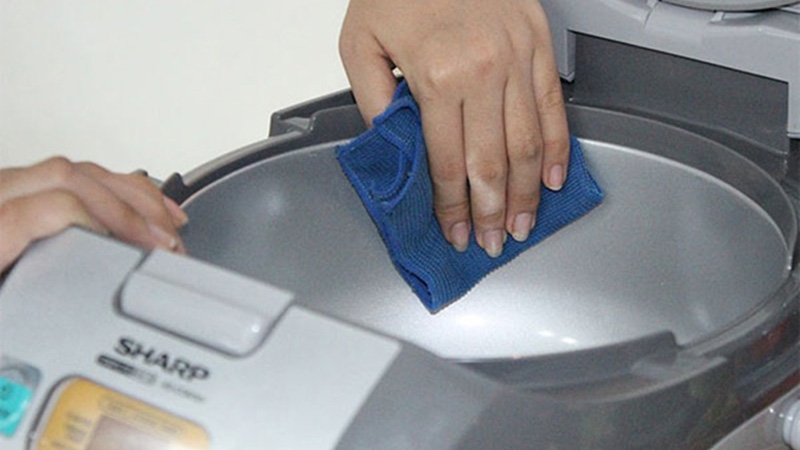 Cách bảo quản lớp chất chống dính trên nồi cơm điện