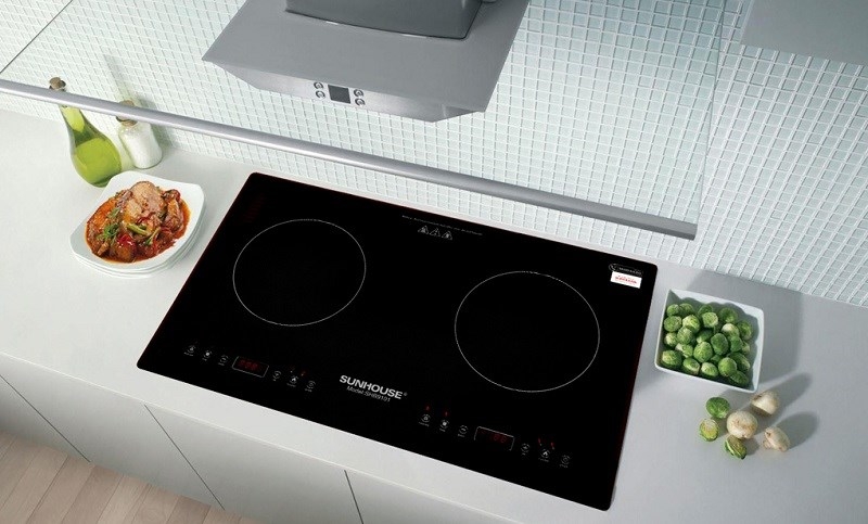 so sánh bếp từ Sunhouse và Bluestone 2