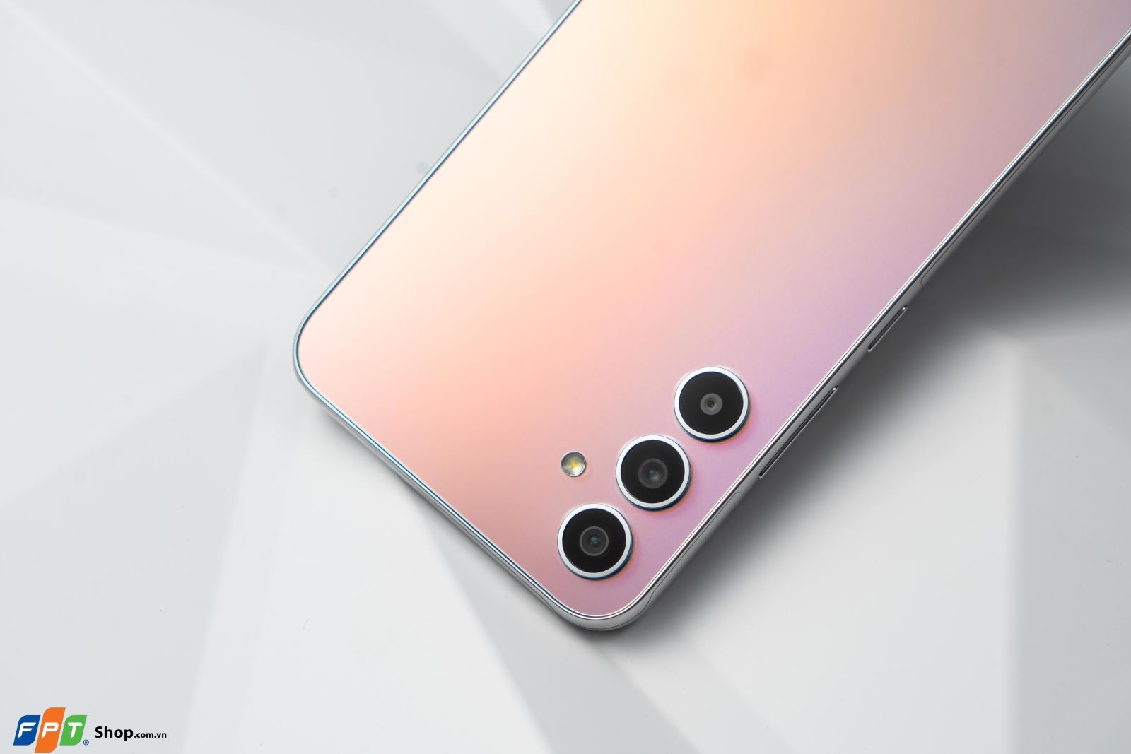 Trên tay Samsung Galaxy A34 5G: Dimensity 1080, màn hình 120Hz siêu mượt, giá 8.49 triệu đồng