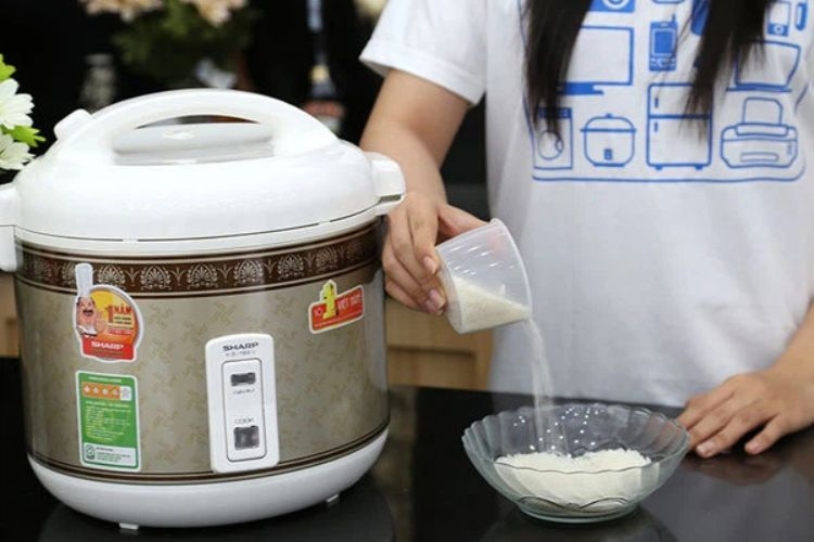 Những lưu ý để hạn chế tình trạng nồi cơm điện nấu cơm bị sống