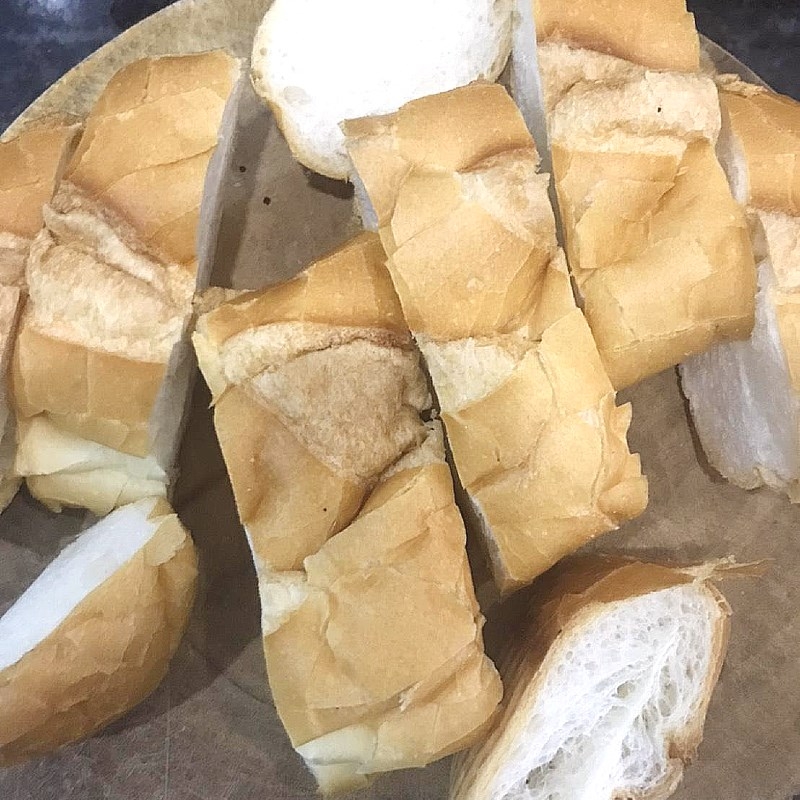 Cách làm bánh mì nướng muối ớt bằng nồi chiên không dầu (Ảnh 2)