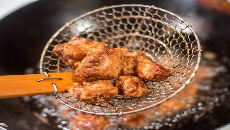 Chiên qua sườn cho tới khi vàng hết các mặt